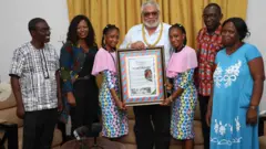 Rawlings reçoit une plaque offerte par les jumelles en guise de reconnaissance.