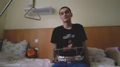 ฮลิบ สตรัซโค นั่งอยู่บนเตียงในโรงพยาบาล