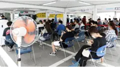 14일 서울 강남구보건소 선별진료소를 찾은 시민들이 코로나19 선별 검사를 받기 위해 대기하고 있다. 14일 0시 기준 코로나19 일일 신규 확진자는 역대 최고치인 1615명을 기록했다
