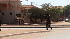 گشتزنی سربازان در کاخ دولت در بیسائو اول فوریه ۲۰۲۲