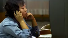 평양 중앙도서관에서 DVD를 보는 북한 여성 (자료사진)