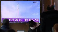 북한이 단거리 탄도미사일 2발을 발사하며 네 번째 무력시위를 벌인 17일 서울역에 설치된 TV 화면에 관련 뉴스가 나오고 있다.