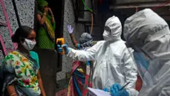 মুম্বাইয়ের ধারাভি বস্তিতে ঘরে ঘরে গিয়ে বাসিন্দাদের স্বাস্থ্য পরীক্ষা