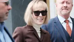 Джин Кэррол в темных очках