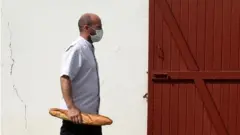 Мужчина в маске