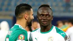 Ryad Mahrez félicite Sadio Mané