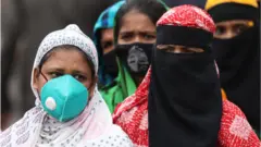 মুখে মাস্ক পরা মানুষ