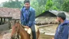 ઘોડેસવારી કરીને બાળકોને ભણાવવા જતા શિક્ષક