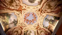 O teto da sala de campo, com os painéis laterais pintados por Guercino, Paul Bril, Domenichino, Gian Battista Viola