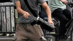 El sospechoso fue confrontado por un agente de policía después del ataque.
