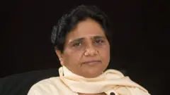 सपा-भाजपाच्या लढ्यात मायावती नेमक्या कुठे आहेत?