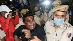 உறவினர்கள் மட்டுமல்லாது செயல்பாட்டாளர்களும் மருத்துவமனை முன்பு போராட்டத்தில் ஈடுபட்டனர்.