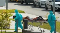 Пациент возле коронавирусной больницы
