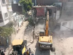 नागपूर हिंसाचार प्रकरणातील आरोपी फहीम खानच्या घरावर बुलडोजर कारवाई करण्यात आली.