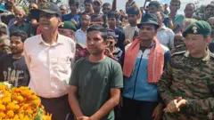 नारायण सिंह को श्रद्धांजलि देने पहुंचे लोग 