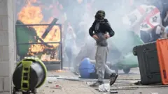 બ્રિટનમાં શરણાર્થીઓ માટેની હોટલની બહાર પ્રદર્શનકારીઓ, ઑગસ્ટ, 2024