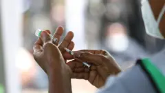 Aworan ọwọ to mu abẹrẹ dani