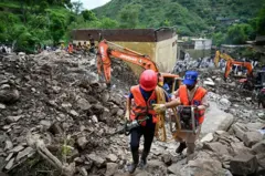 له طبیعي پېښو سره د مبارزې ایالتي اداره وايي، د اګست له ۱۵مې د بارانونو او سېلابونو له امله په دې ایالت کې په بېلابېلو پېښو کې د مړو شویو کسانو شمېر له ۴۰۰ څخه اوښتی دی