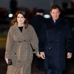A princesa Eugenie e Jack Brooksbank comparecem ao serviço de cânticos natalinos "Together at Christmas" na Abadia de Westminster em 15 de dezembro de 2022, em Londres.