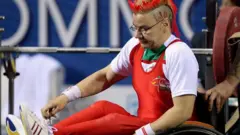 جولی سالمون ۵۴ ساله٬ پارالمپیک سابق زمانی یکی از قوی‌ترین زنان در ولز بود