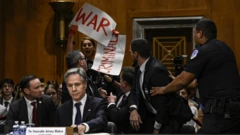 Blinken'ın konuşması beş kez protestolarla bölündü.