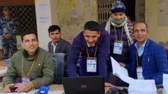 महोत्तरीको सदरमुकाम जलेश्वरमा रहेको मुख्य निर्वाचन अधिकृतको कार्यालयमा प्रतिनिधिसभा सदस्य निर्वाचनअन्तर्गत मनोनयन दर्ता हुँदै