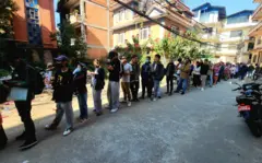 मतदाता नामावलीका लागि लामबद्ध मानिसहरू