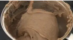 Amala ti wọn n ro lọwọ ninu abọ idana pẹlu orógùn
