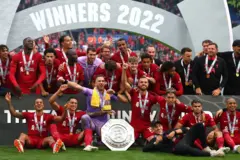 Awọn agbabọlu Liverpool pẹlu ife ẹyẹ Community shield