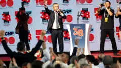 Özgür Özel sahnede konuşma yapıyor