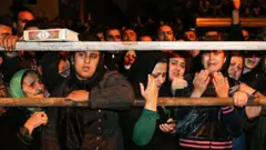 مردمی که برای تماشای اجرای اعدام در ملا عام جمع شده‌اند