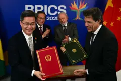 O ministro das Finanças da China, Lan Fo'an (à esq.), e o ministro da Economia do Brasil, Fernando Haddad, posam para uma foto ao lado do primeiro-ministro da China, Li Qiang, e do presidente do Brasil, Luiz Inácio Lula da Silva