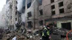 러시아발 탄도미사일을 맞은 키이우 현장 