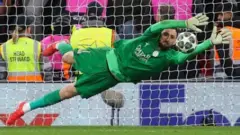 Golan PSG Gianluigi Donnarumma a lokacin da yake kokarin tare kwallo a raga