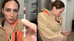 Katie segura uma seringa e injeta GHK-Cu 
