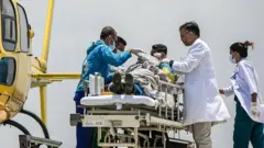 Hillary Dawa de regreso del Everest en una camilla