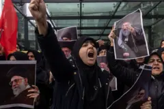 Một người ủng hộ chính phủ Iran hô vang các khẩu hiệu khi cầm trên tay bức ảnh của Lãnh tụ Tối cao Iran Ali Khamenei, trong một cuộc tuần hành ủng hộ chính phủ Iran được tổ chức gần lãnh sự quán Israel vào ngày 01/3/2026 tại Istanbul, Thổ Nhĩ Kỳ