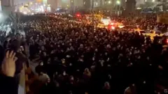 Manifestantes marcham por Kashani, em Teerã, no dia 8 de janeiro