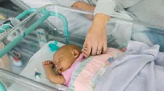 младенец с женской рукой