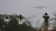 Ahmedabad Plane Crash : 'વિમાન એટલું નીચે ઉડે કે પડવાની બીક લાગે છે', ઍરપૉર્ટ પાસે રહેતા લોકોનો ભય