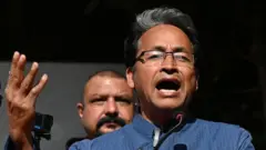 સોનમ વાંગચુક કોણ છે, લેહ લદ્દાખમાં હિંસા કેમ ફાટી નીકળી, વાંગચુક પર ચીનના એજન્ટનો આરોપ, મૅગ્સેસે એવોર્ડ વિજેતા, થ્રી ઇડિયટ્સના રેંચો સોનમ વાંગચુક, લદ્દાખમાં શાળાકીય સુધાર, બીબીસી ગુજરાતી સમાચાર