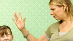 Мать замахивается на дочь