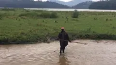 Umugabo uri mu mazi y'ikiyaga cya Karago