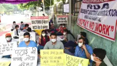 रेसिडेंट डॉक्टर्स की हड़ताल