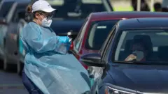 Varios autos hacen fila para hacerse exámenes de Covid