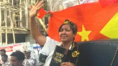 ፍረወይኒ ኣብ ከተማ መቐለ ኣብ ሰረገላ ተሰቒላ ንህዝቢ የቐንየለይ እንትትብል:: ካብ ማይደገነ ተላዒላ ብኣደባባያት ሮማናት:ሓውዜንን ሃፀይ ዮሃንስ ኣቢላ ተዛዊራ