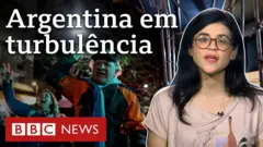 Manifestantes com braços erguidos
