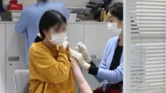20일 오후 서울 강서구 한국건강관리협회 서울서부지부에 한 시민이 독감백신을 접종 받고 있다
