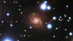 Una imagen de una ráfaga rápida de radio (en verde), tomada con el telescopio Gemini Norte en Hawái.
