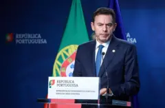 Montenegro discursando, com bandeira de Portugal atrás